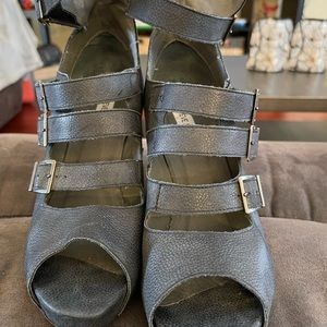 Steve Madden high 5 strap open toe wedges😁 Size 8